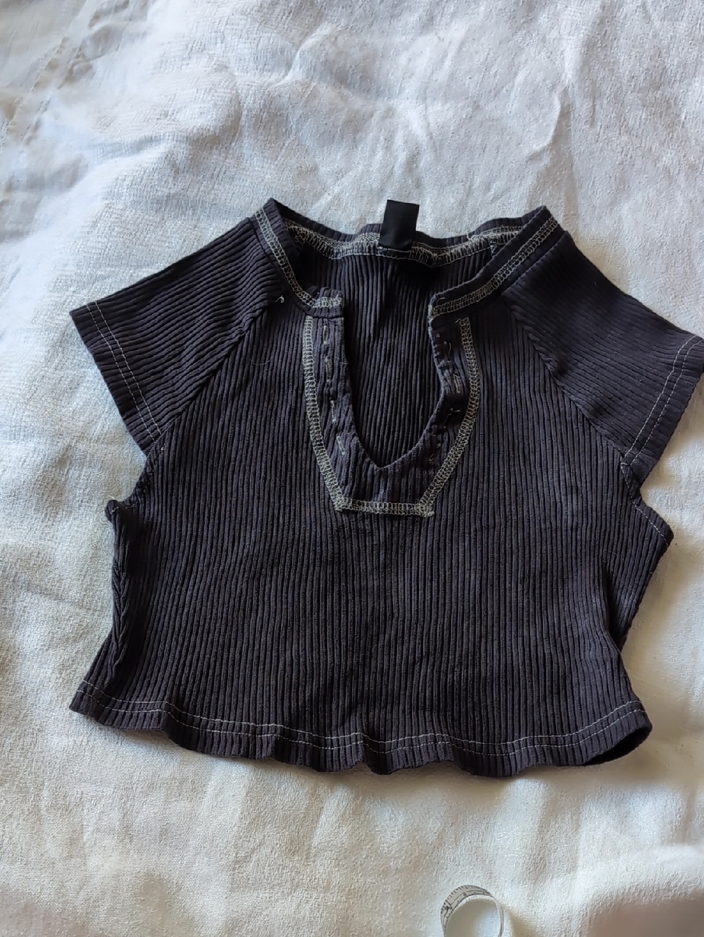 Ribbed Cropped Tee in Charcoal
